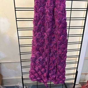 Mermaid tail knitted blanket fuchsia/blue